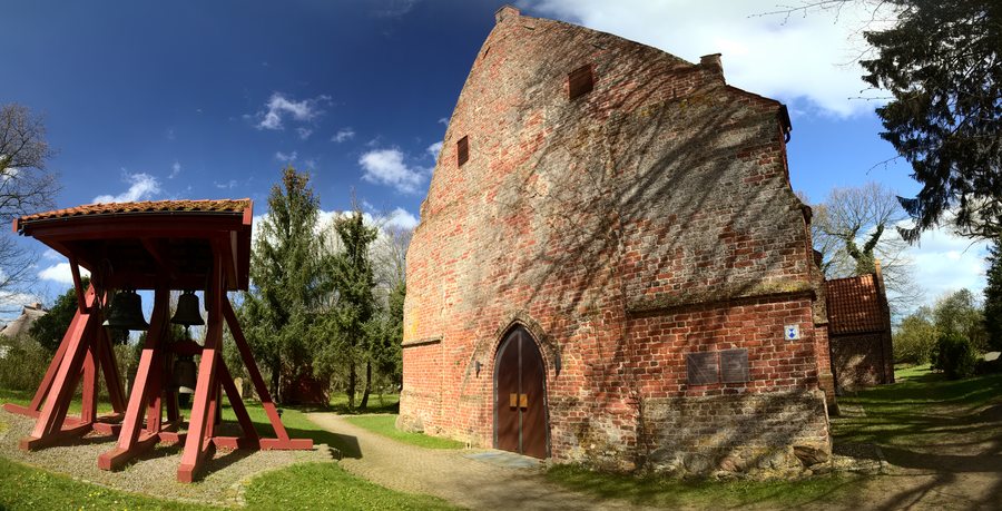 File:Kirche Weitenhagen und Glockenstuhl Panorama.jpg