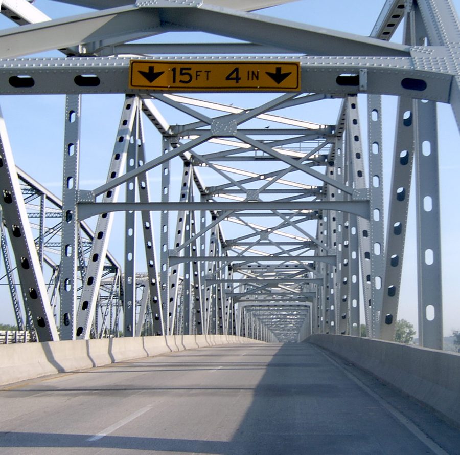 Vista dall’interno del Platte Purchase Bridge sul fiume Missouri
