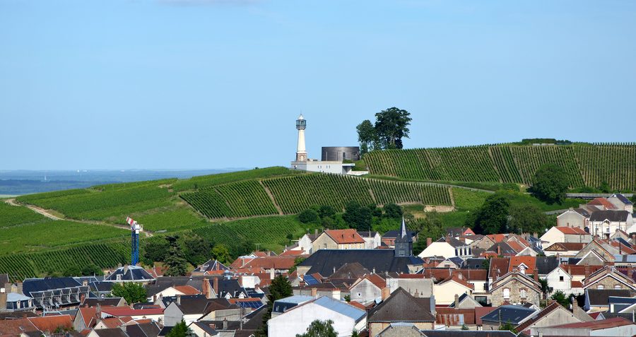 Phare de Verzenay au-dessus des vignobles de Champagne, dans la Marne