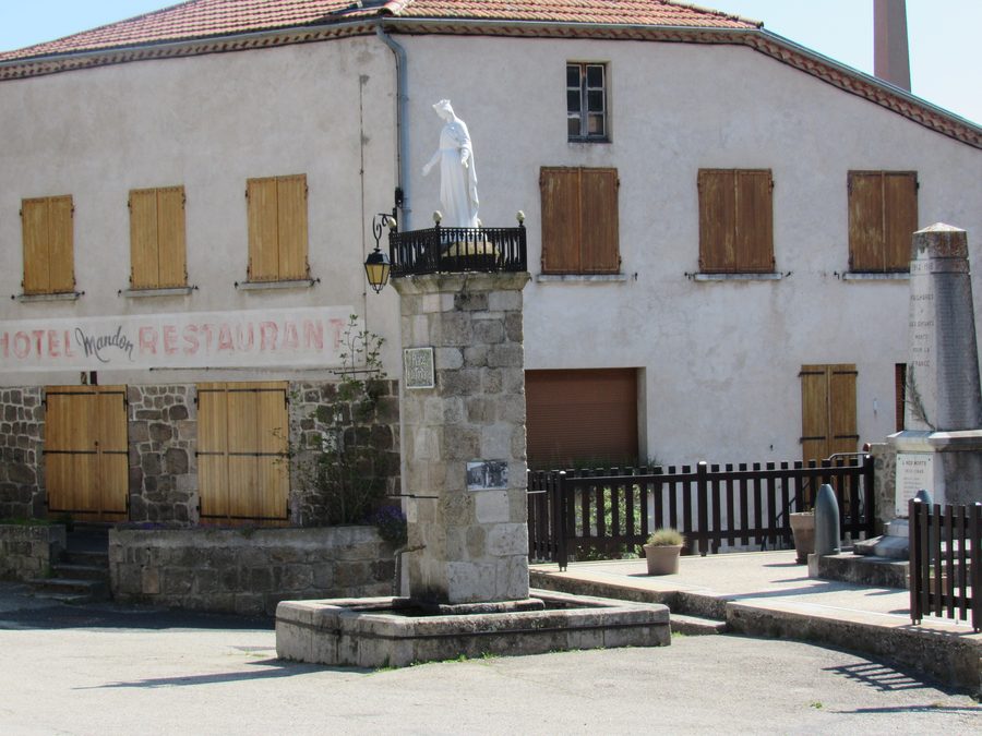 Fontaine de la Vierge sur la place du village de Pailharès, en Ardèche