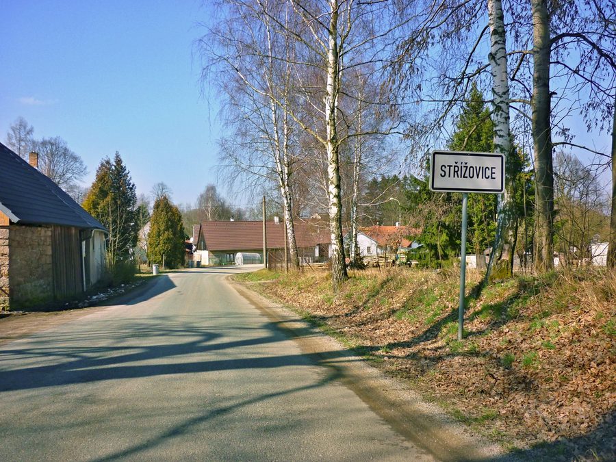 Anfahrt nach Střížovice bei Kunžak in der hügeligen Landschaft Südböhmens
