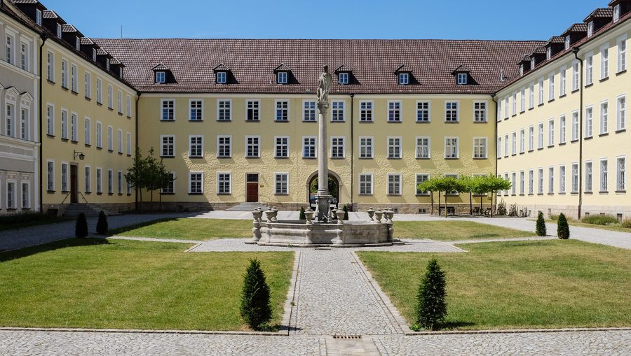 Außenansicht der Benediktinerabtei Metten in Bayern