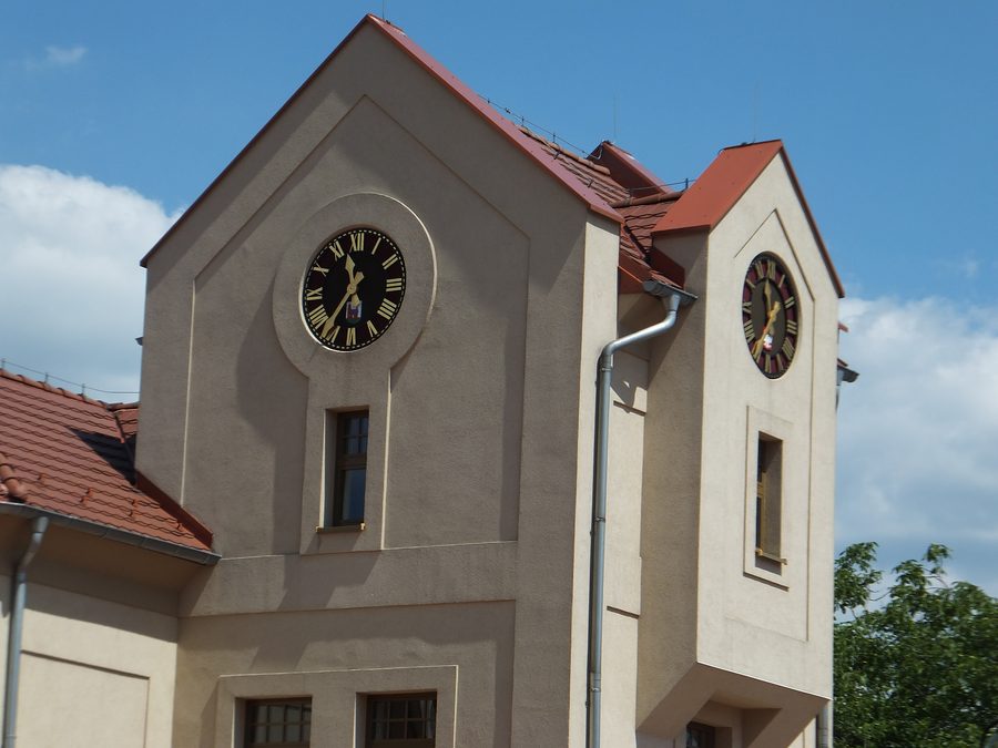 Torre dell'orologio in Piazza Farski a Lędziny, Polonia