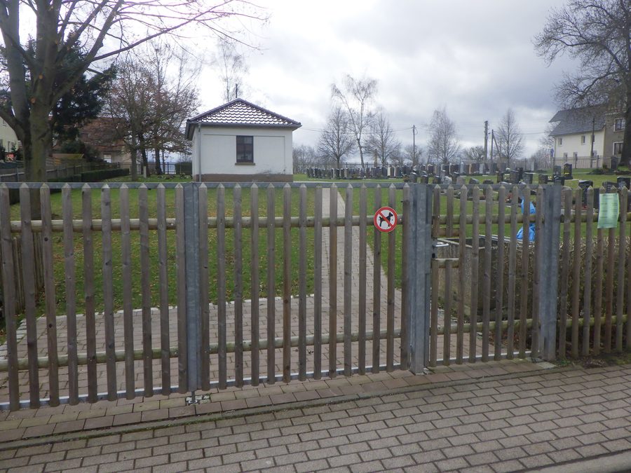 Nördlicher Zugang zum Dorffriedhof in Stregda in der Wartburgstadt Eisenach