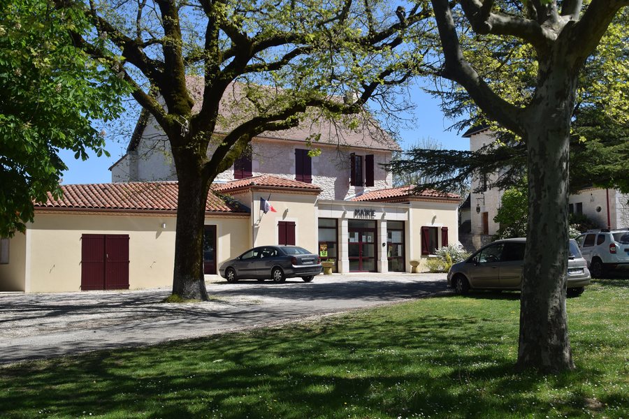 File:Town hall of Calès.jpg
