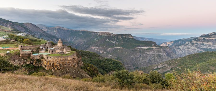 Tatev-Kloster auf einem Hochplateau über der Vorotan-Schlucht bei Sonnenuntergang