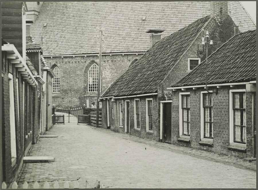 Historische Dorfstraße in Ee mit einer Kirche am Straßenende