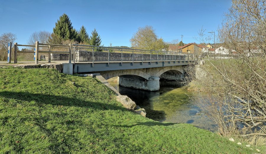 File:Rochejean, pont de la Vie Neuve sur le Doubs.jpg