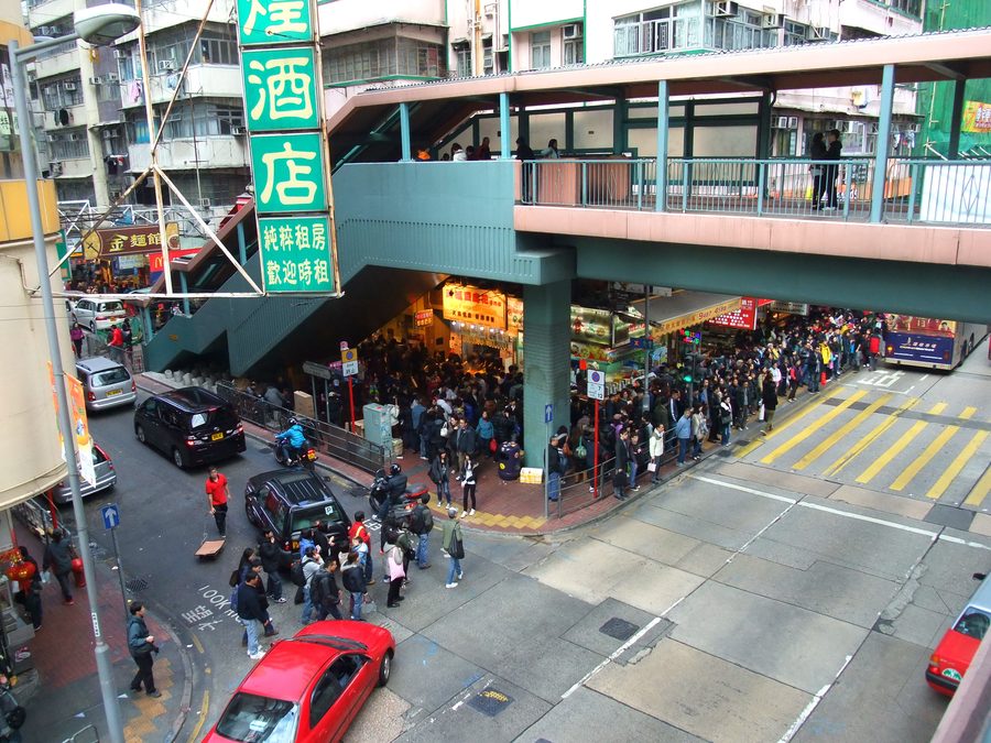 Straßenszene an der Kreuzung von Mong Kok Road und Tung Choi Street in Hongkong