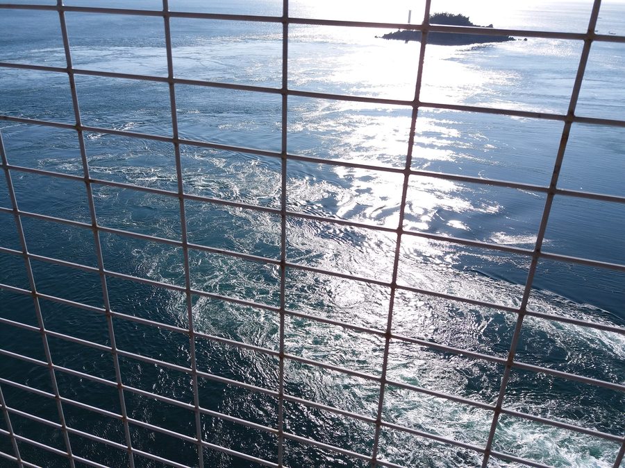 Blick auf die Gezeitenwirbel in der Naruto-Straße zwischen Naruto und Awaji Island