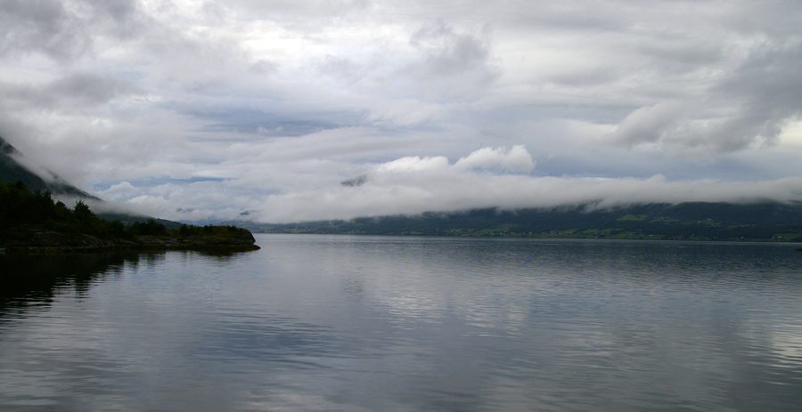 Kvernesfjorden visto da Bergsøya a Gjemnes, Møre og Romsdal