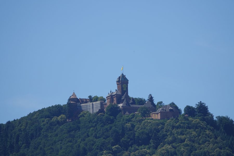File:Haut-Koenigsbourg pour le Tour de France (Orschwiller).jpg