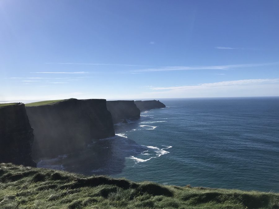 Die Cliffs of Moher im County Clare mit steil ins Meer abfallenden Felsen.