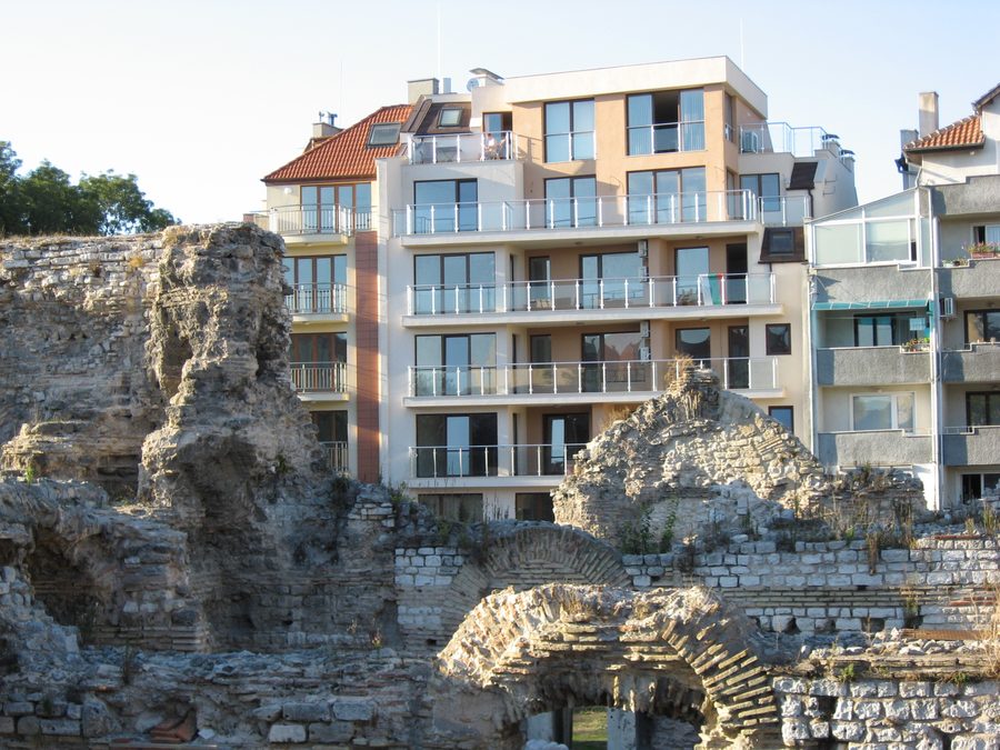 Römische Thermen von Varna mit erhaltenen antiken Mauerresten
