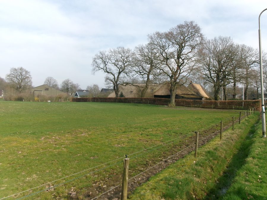 Blick auf das Dorf Elp in der ländlichen Landschaft von Drenthe