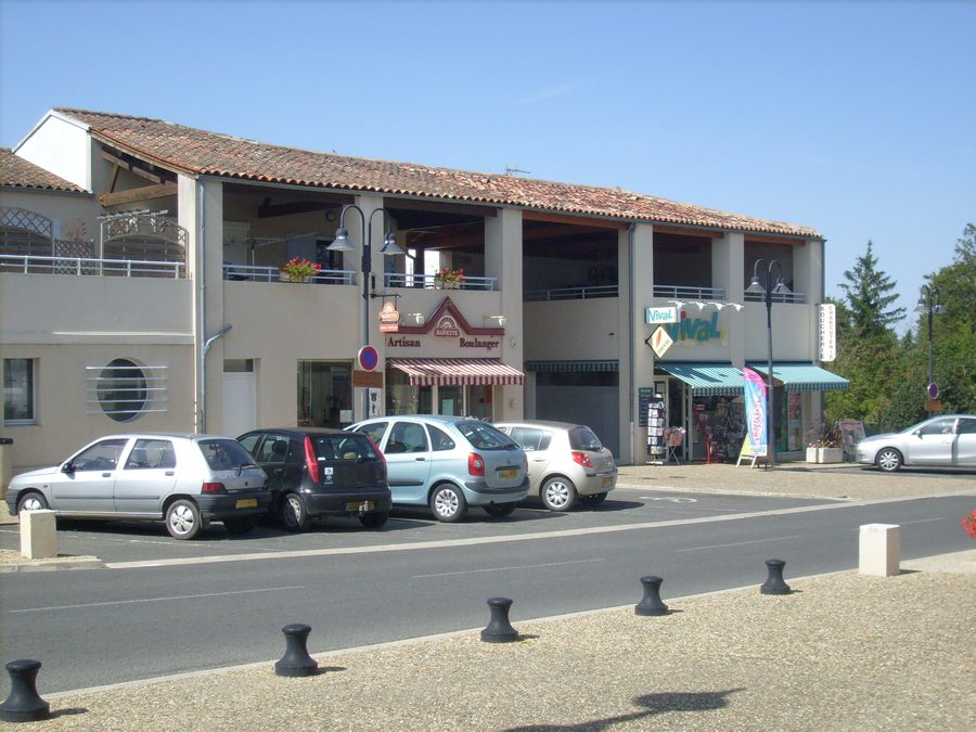 Shops and local businesses in Pisany, Charente-Maritime