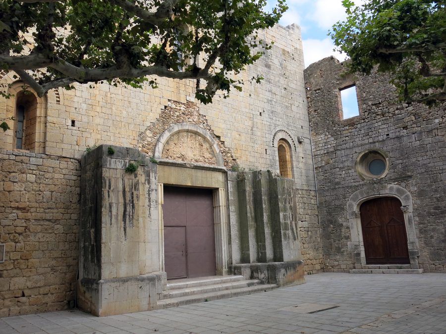 Santa Maria de Vilabertran mit Kirche und Kapelle Sant Ferriol