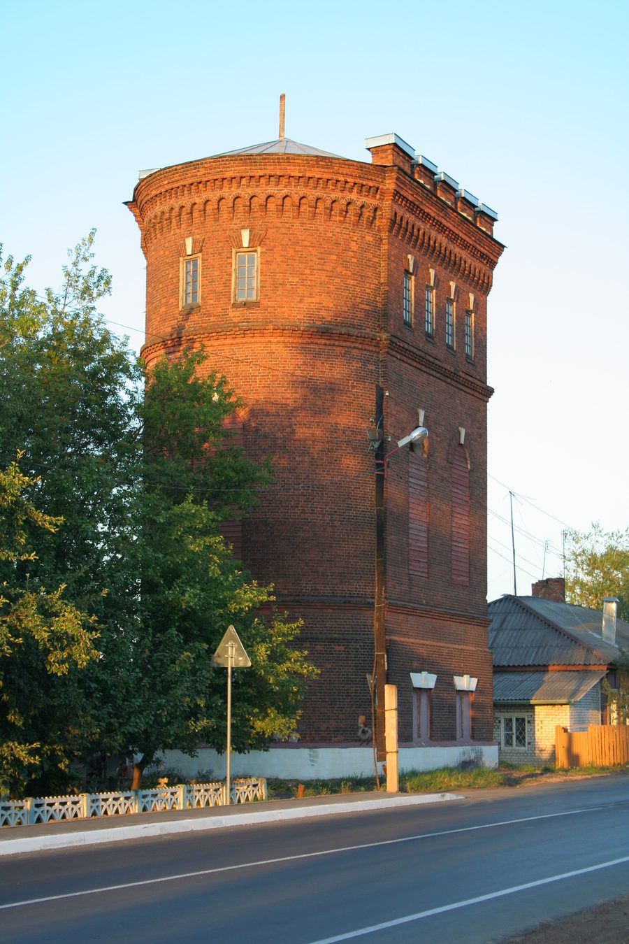 Torre dell'acqua vicino alla stazione ferroviaria di Lichoslawl nell'oblast di Tver