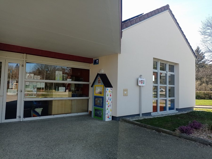 File:Montmorot - Rue du Stade - Boîte à livres 01.jpg
