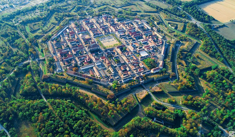 Vue aérienne de Neuf-Brisach montrant le plan en étoile des remparts