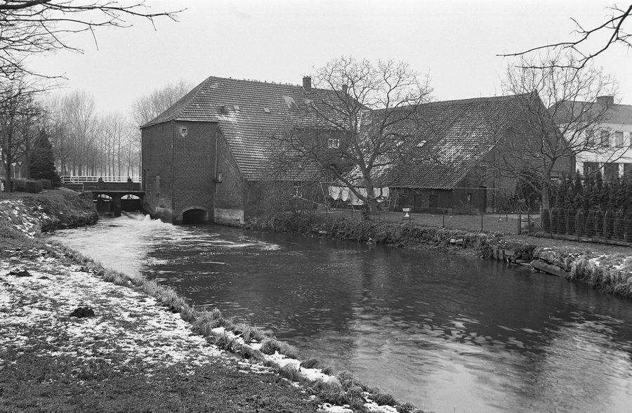 Grathemermolen met achter- en zijgevel en schuur in Grathem
