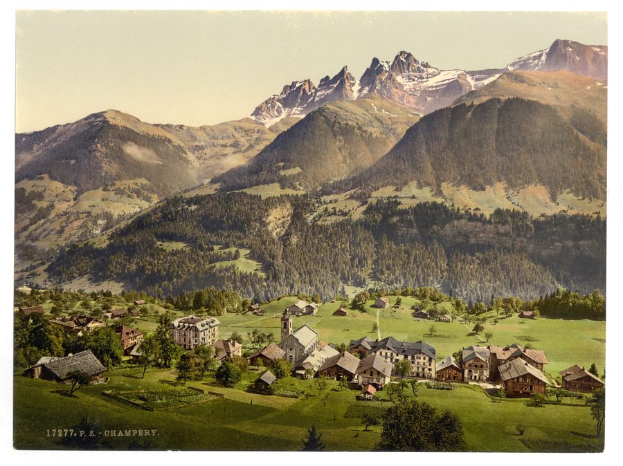 Historische Gesamtansicht von Champéry im Wallis vor alpiner Bergkulisse