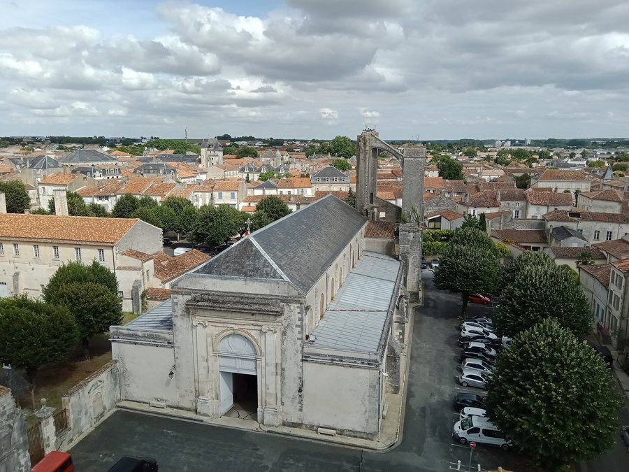 File:Abbatiale de Saint-Jean-d'Angély 01.jpg