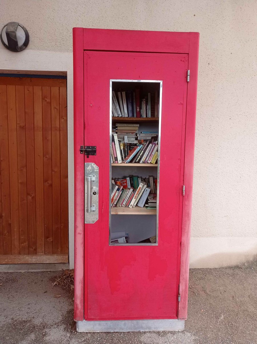 File:Massillargues-Attuech - foyer communal - boîte à livres.jpg