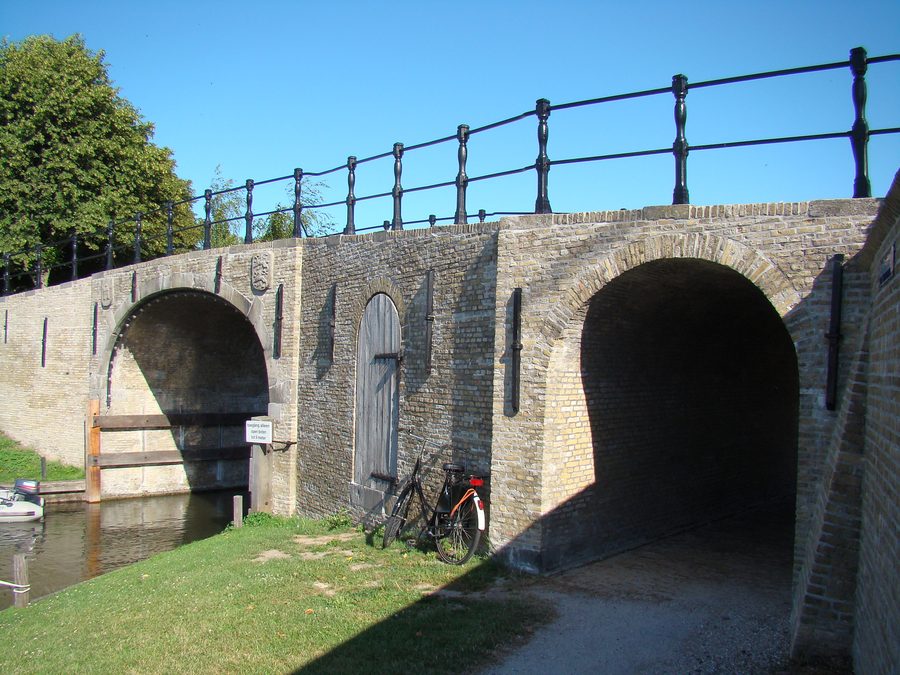 Ponte storico ed edificio monumentale presso il Lemsterwaterpoort a Sloten, in Frisia