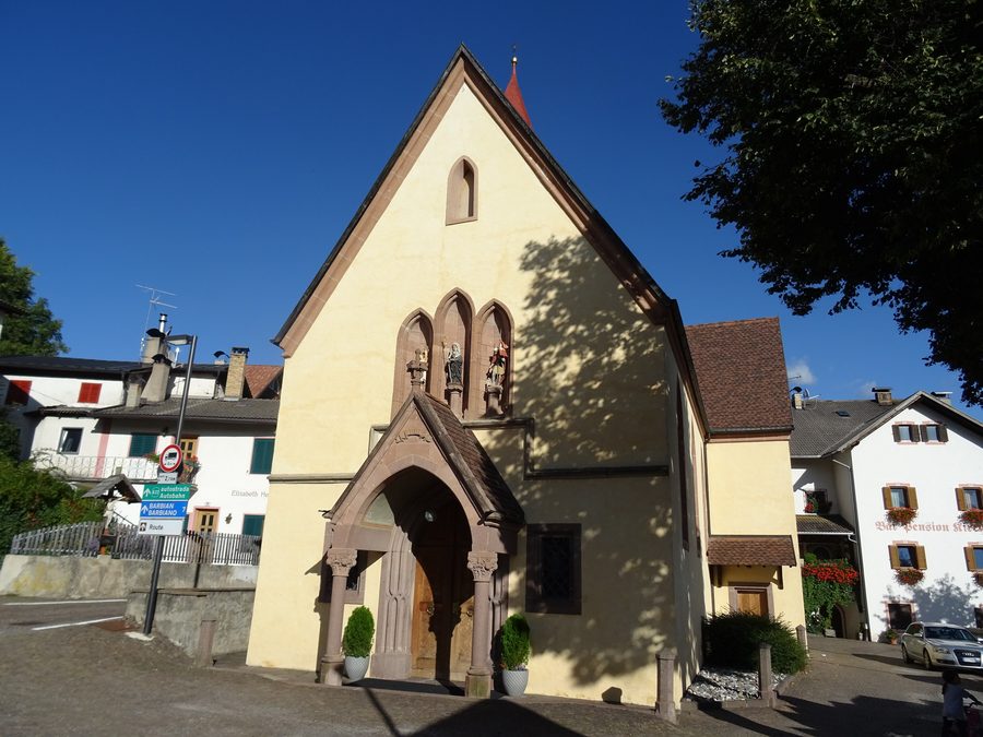 Esterno della chiesa di Sant'Orsola a Longostagno, Renon
