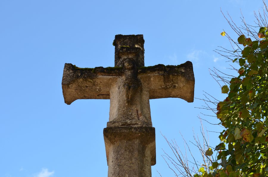 File:Calvaire de Pontaubert - 2.JPG