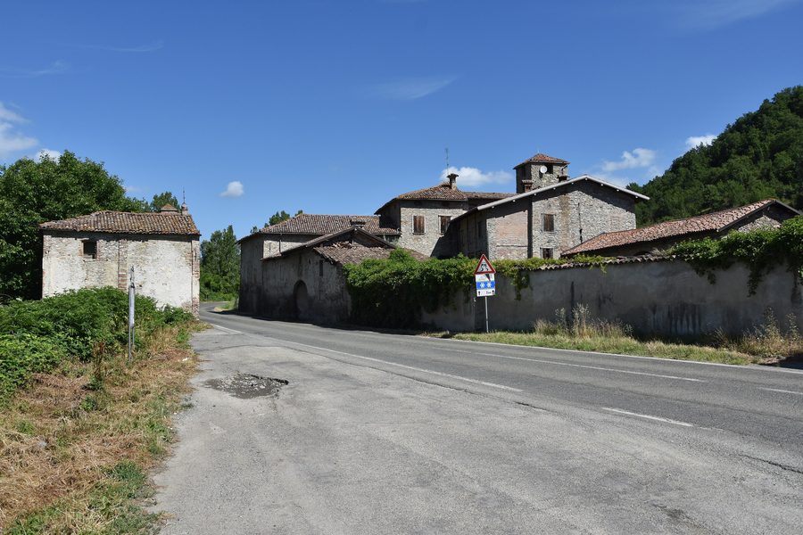 Edifici sulla strada provinciale SP45 a Montabone, al confine con Castel Rocchero, in provincia di Asti