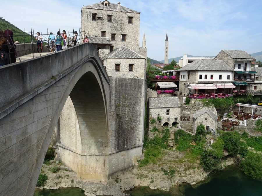 Der Stari Most überspannt die Neretva in Mostar.