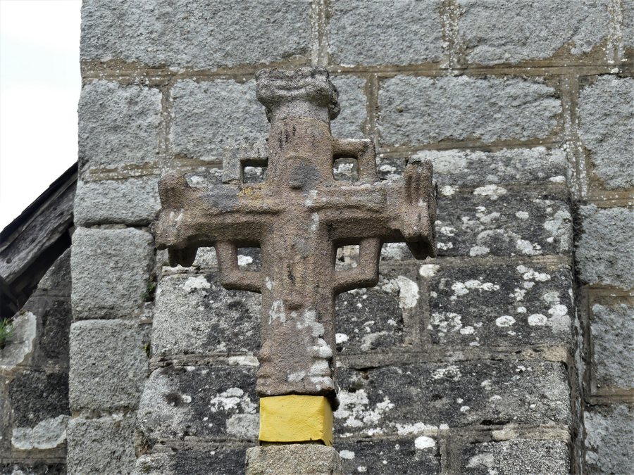 File:Beissat croix à côté portail église (2).jpg
