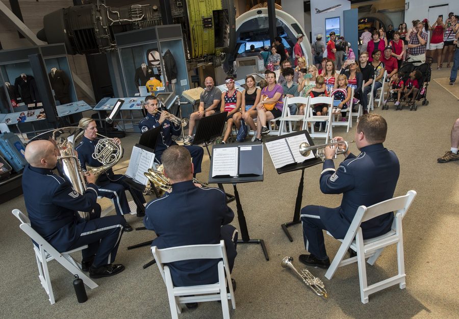 Un quintetto di ottoni che si esibisce all'Air and Space Museum dello Smithsonian a Washington, D.C.