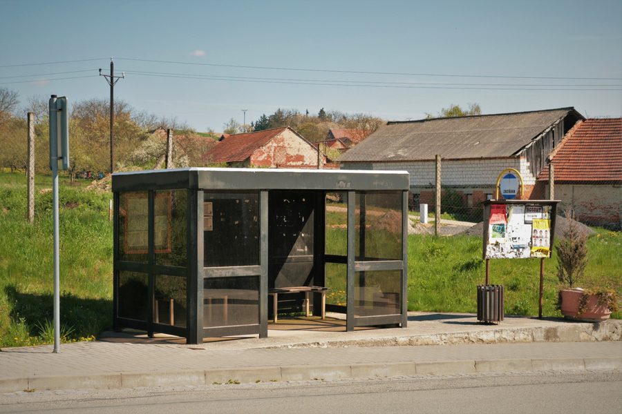 Autobusová zastávka u obecního úřadu v obci Kuřimské Jestřabí