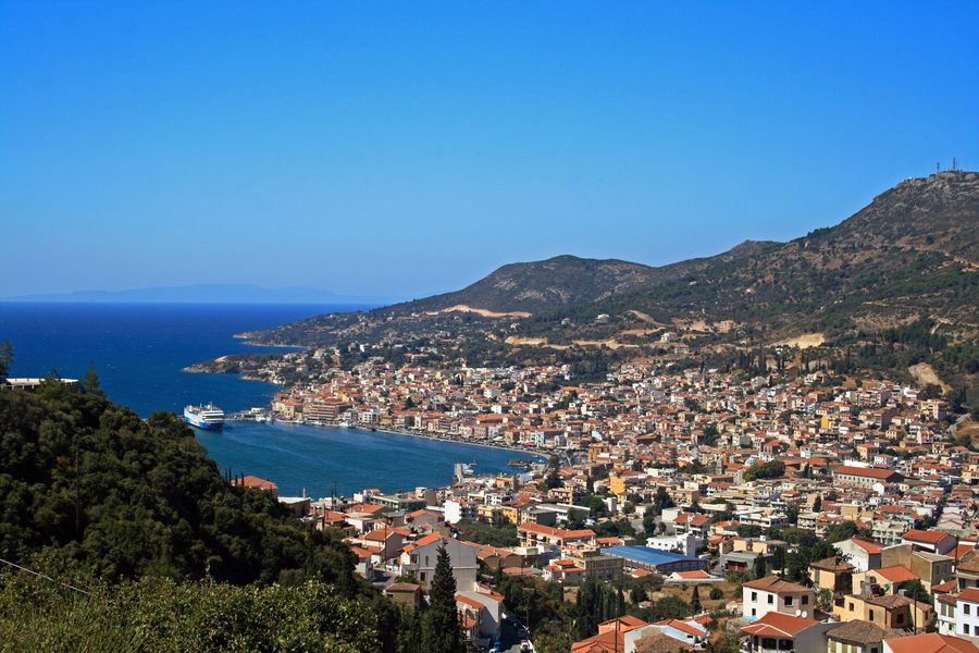 Vista su Samos Città sulla costa dell’isola greca di Samos
