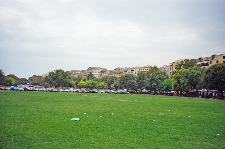 Spianada con area verde e campo da cricket nella città di Corfù