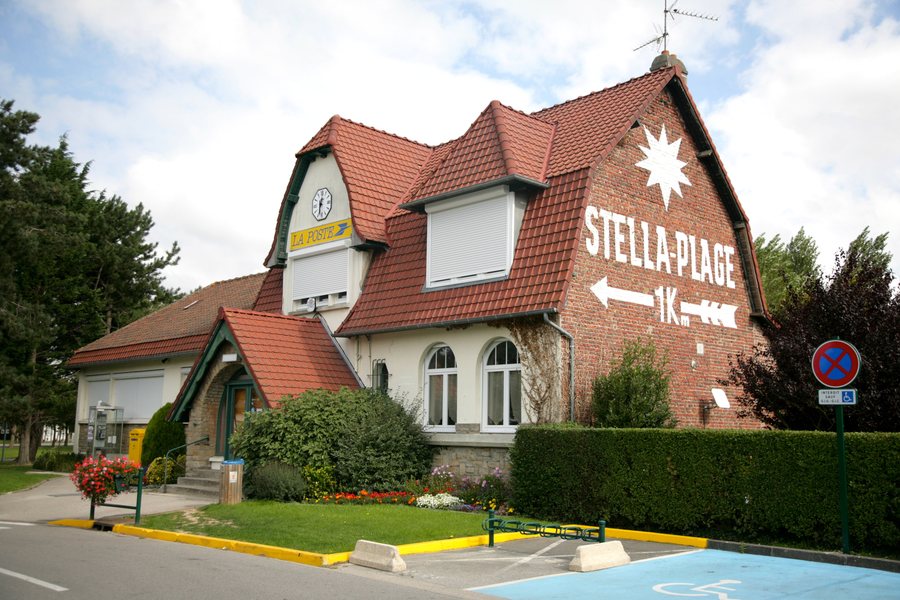 File:Pas-de-Calais, Cucq -Trépied - Stella Plage - la Poste (2010).jpg