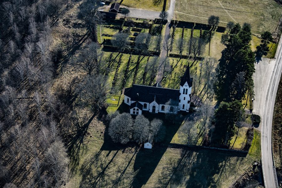 Außenansicht der Kirche von Fågelfors in Småland