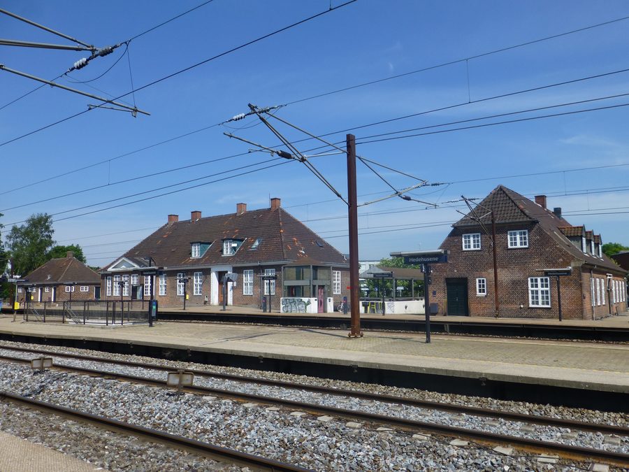 Stazione di Hedehusene lungo la linea ferroviaria in Danimarca