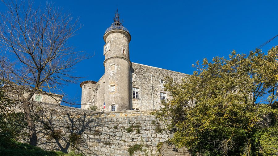 File:Château de Lussan, Gard, France-6477.jpg