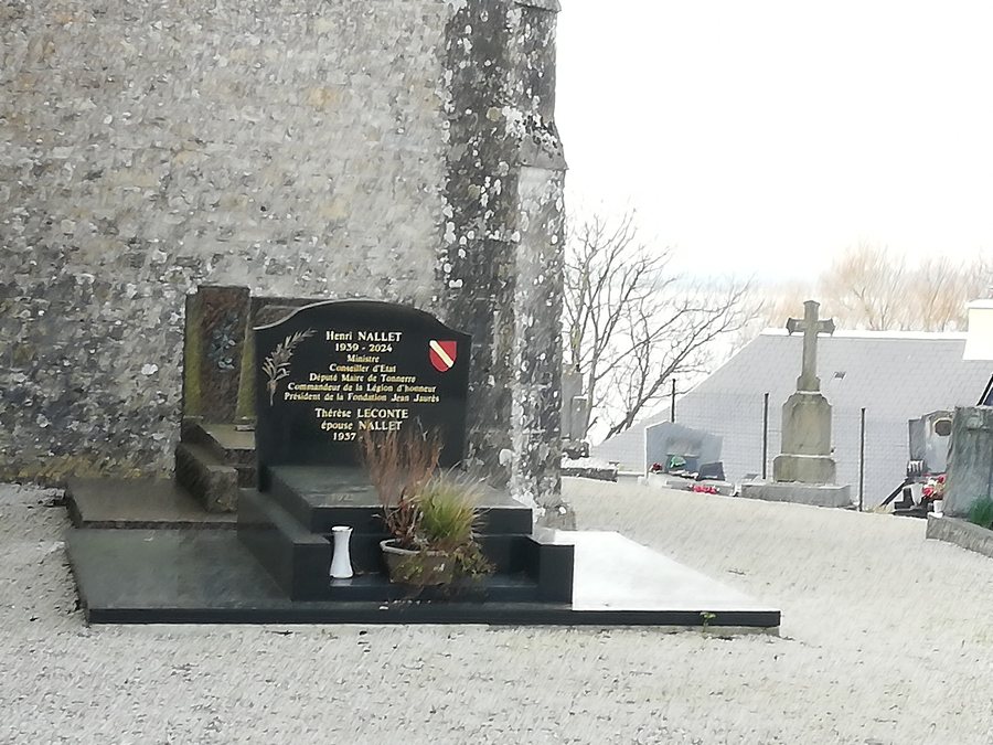 File:Liesville-sur-Douve - Sépulture d'Henri Nallet.jpg