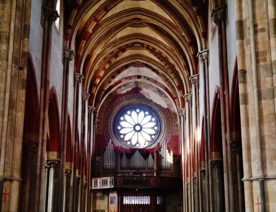 Innenraum der Basilica di Sant'Andrea in Vercelli
