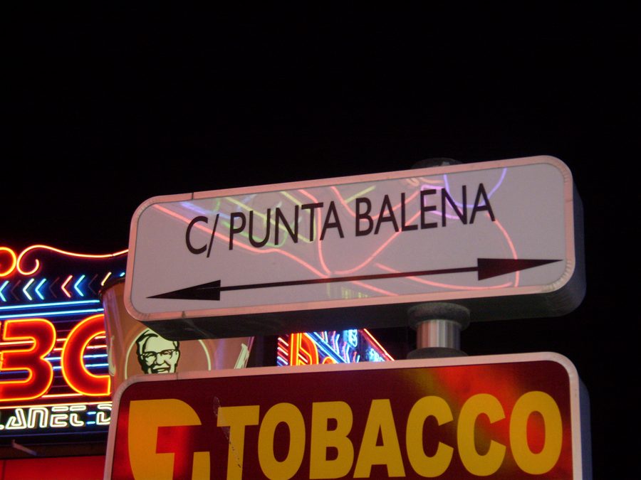 Straßenschild mit der Aufschrift Punta Ballena auf Mallorca