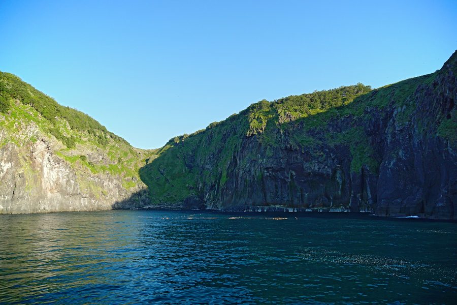 Küstenlandschaft der Shiretoko-Halbinsel mit Wasserfall am Ochotskischen Meer in Hokkaido