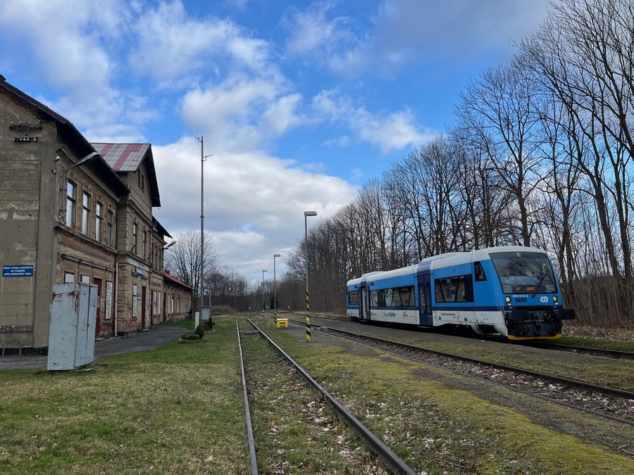 Stazione ferroviaria di Jindřichovice pod Smrkem con un treno al marciapiede