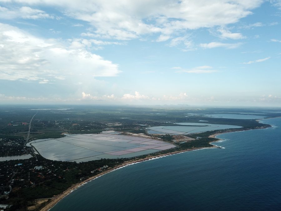 Vista dell’impianto di produzione del sale a Hambantota