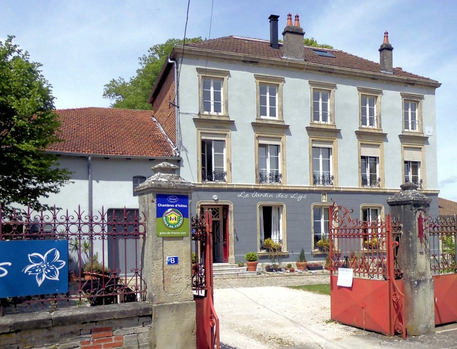 File:Gemmelaincourt, Le Jardin des Lys.jpg