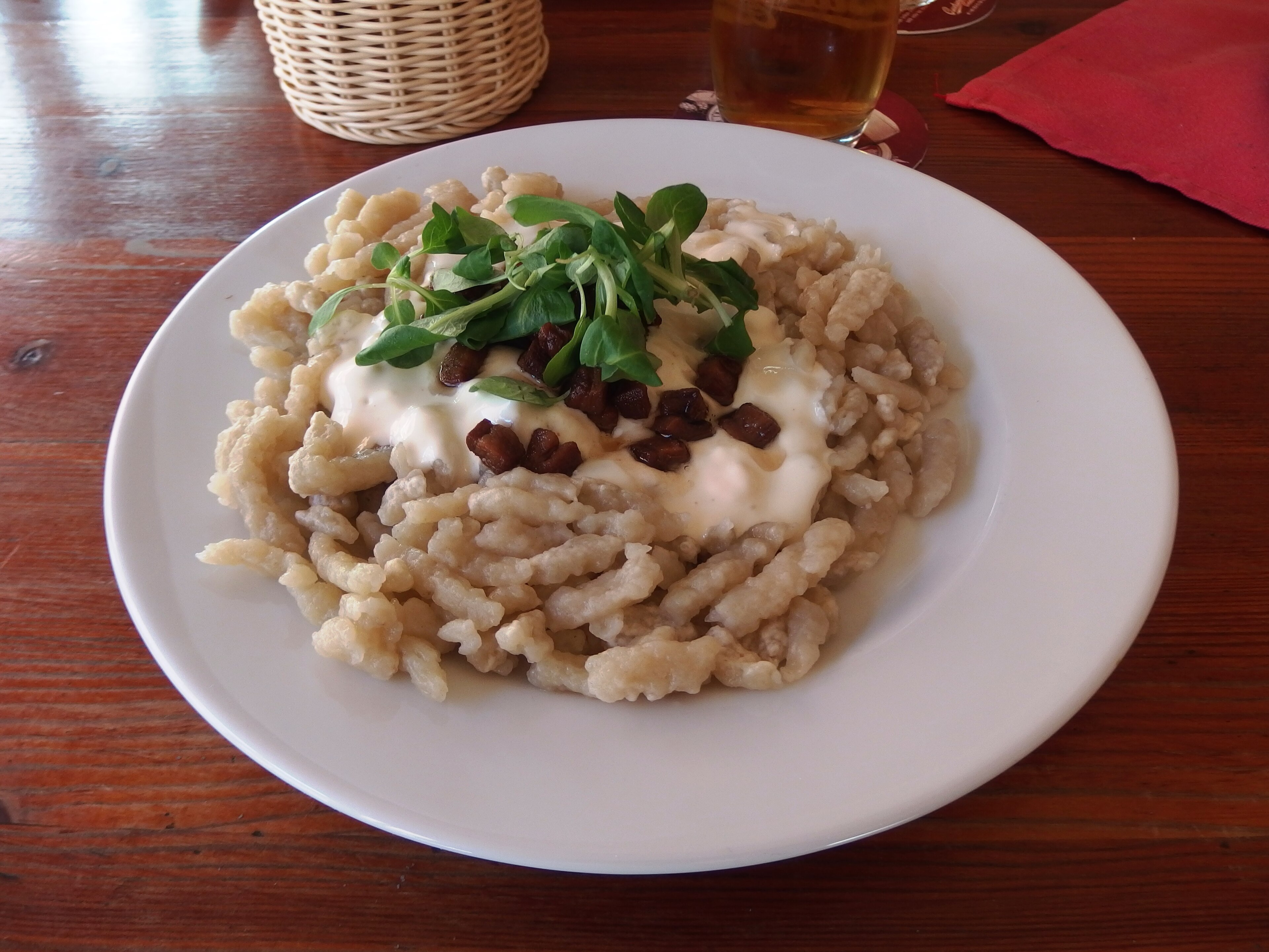 Porzione di bryndzové halušky, gnocchetti di patate con formaggio di pecora e pancetta